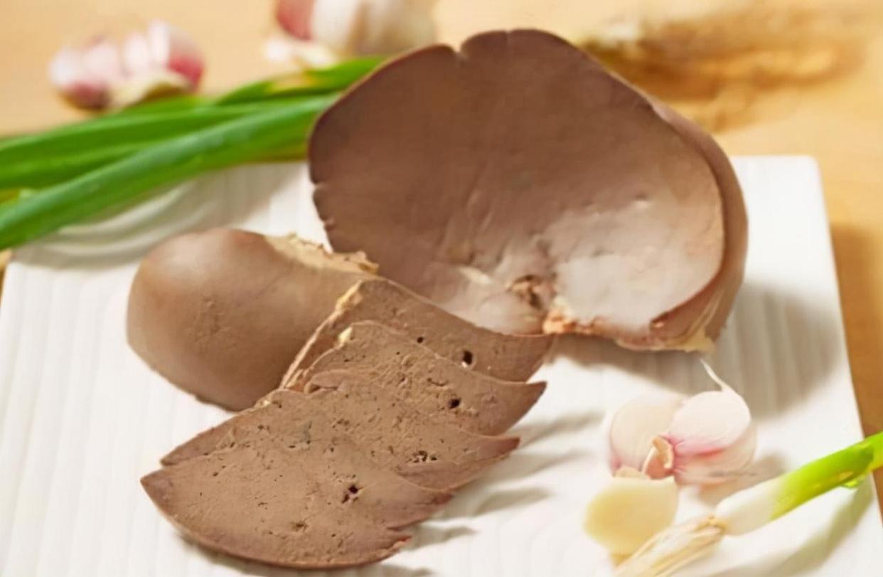 女性白头发增多，不要总觉得老了，或是由于体内缺乏这3种营养