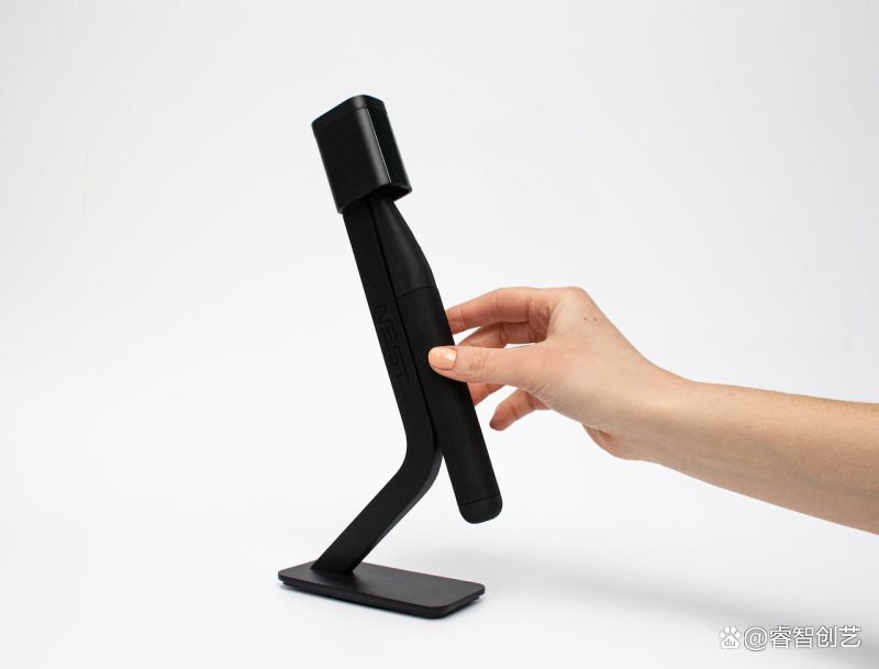 一只多用——NestBrush牙刷兼具挤牙膏、杀菌、旅行等多项功能