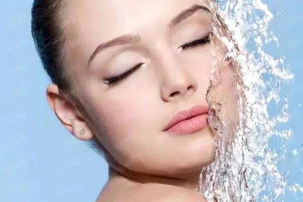 脸敷了面膜还是很干,脸很干敷完面膜之后还是脱皮