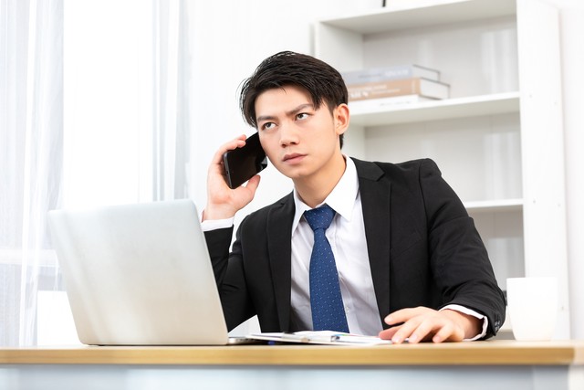 我帮同学交三年学费，他功成名就不接我电话，我拉黑后却来找我