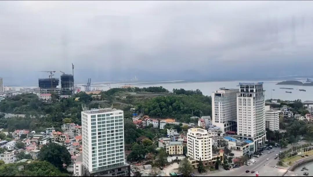 广西美女远嫁越南，生俩娃，发现越南有钱人的房子真豪气全屋红木