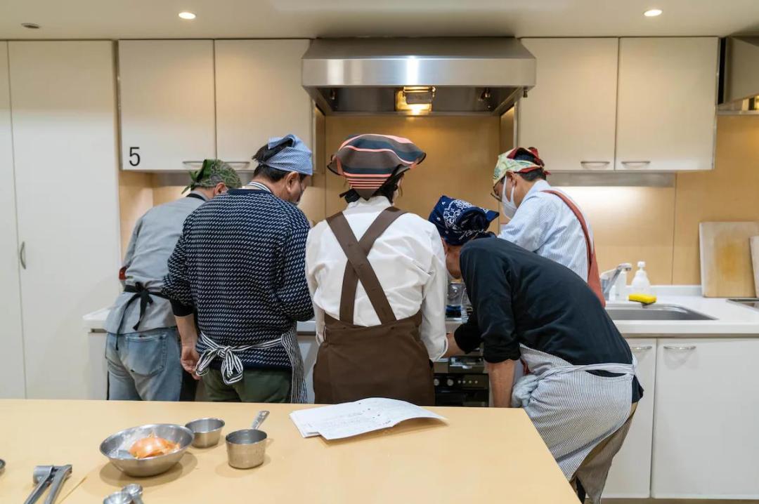 日本的老男人家务培训班，因为妻子老了，男人们发现自己啥也不会