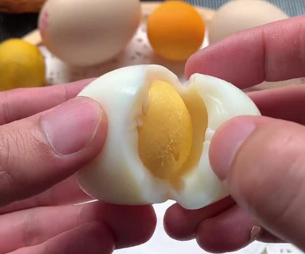 煮鸡蛋水里加醋加盐的原因,水煮鸡蛋放醋好还是放盐好