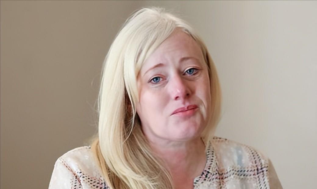 10年，美国夫妇领养6岁女孩后，家中怪事频发，意外发现养女22岁