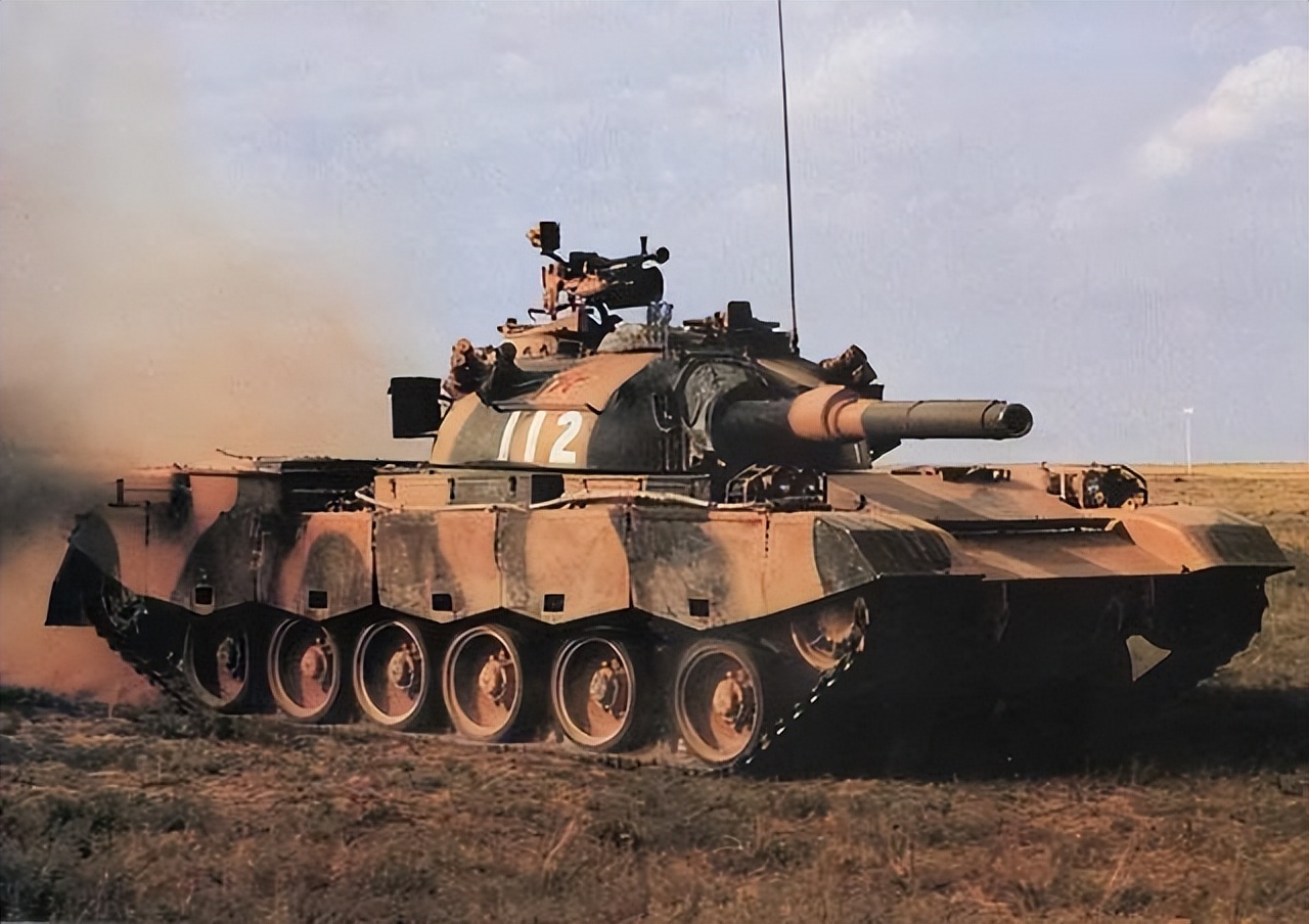 17年英国大叔买旧坦克，意外发现油箱藏50斤黄金，报警后全被拿走