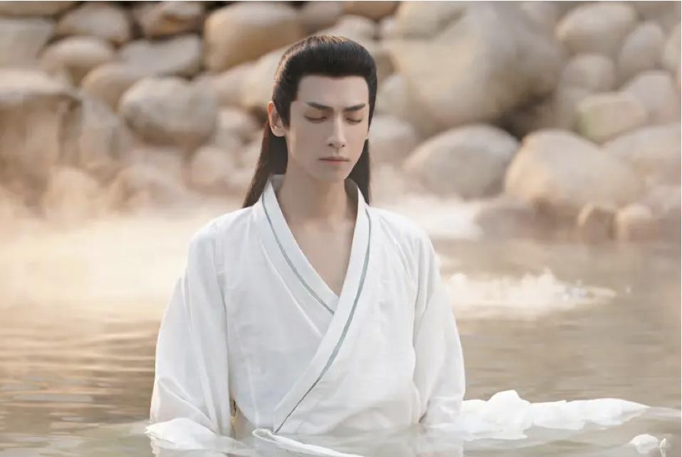 胡茬红唇，救命，代言化妆品的男明星太吓人了