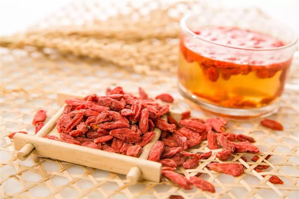 冬天，女人要常喝这4种茶，驱寒暖胃又养颜，整个冬天手脚不冰凉