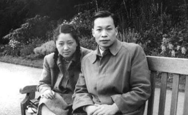 居里夫人何泽慧简历,何泽慧与居里夫人合影照片