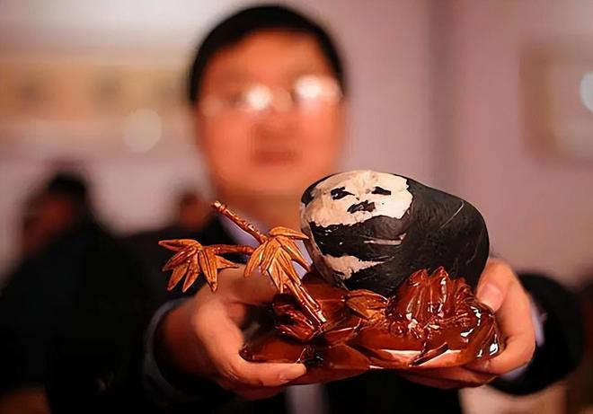 男子在河里捡到天价石头,男子散步捡到一石头价值2100万