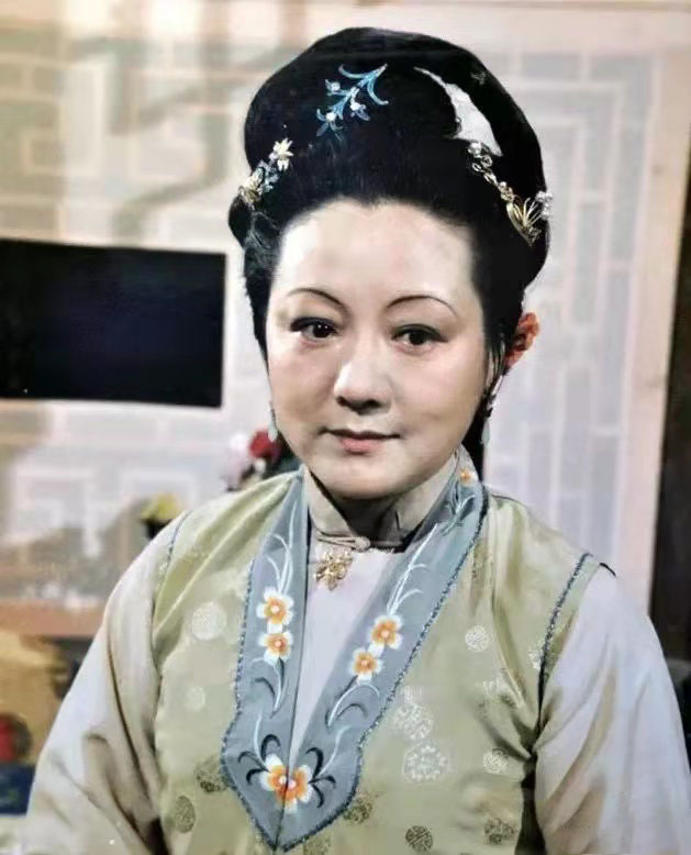 《红楼梦》深度解读：刘姥姥一进荣国府，为什么能顺利借到钱？