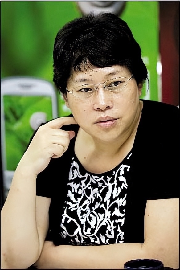 一部手机卖99元，坚持20年不倒闭的荣秀丽，是如何生存至今的