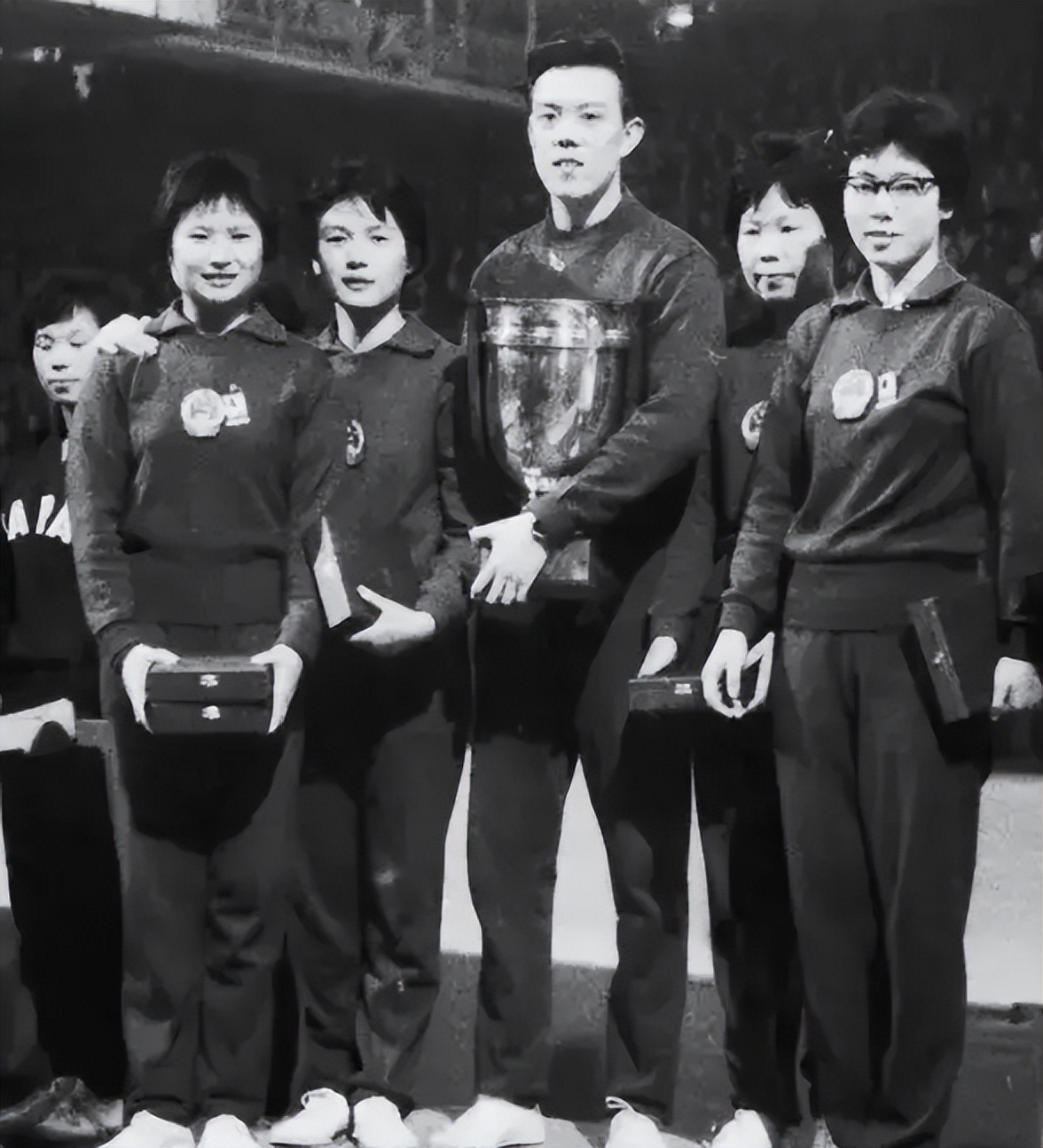 1961年容国团参加世乒赛，贺龙感到很紧张，于是让董必武下去休息