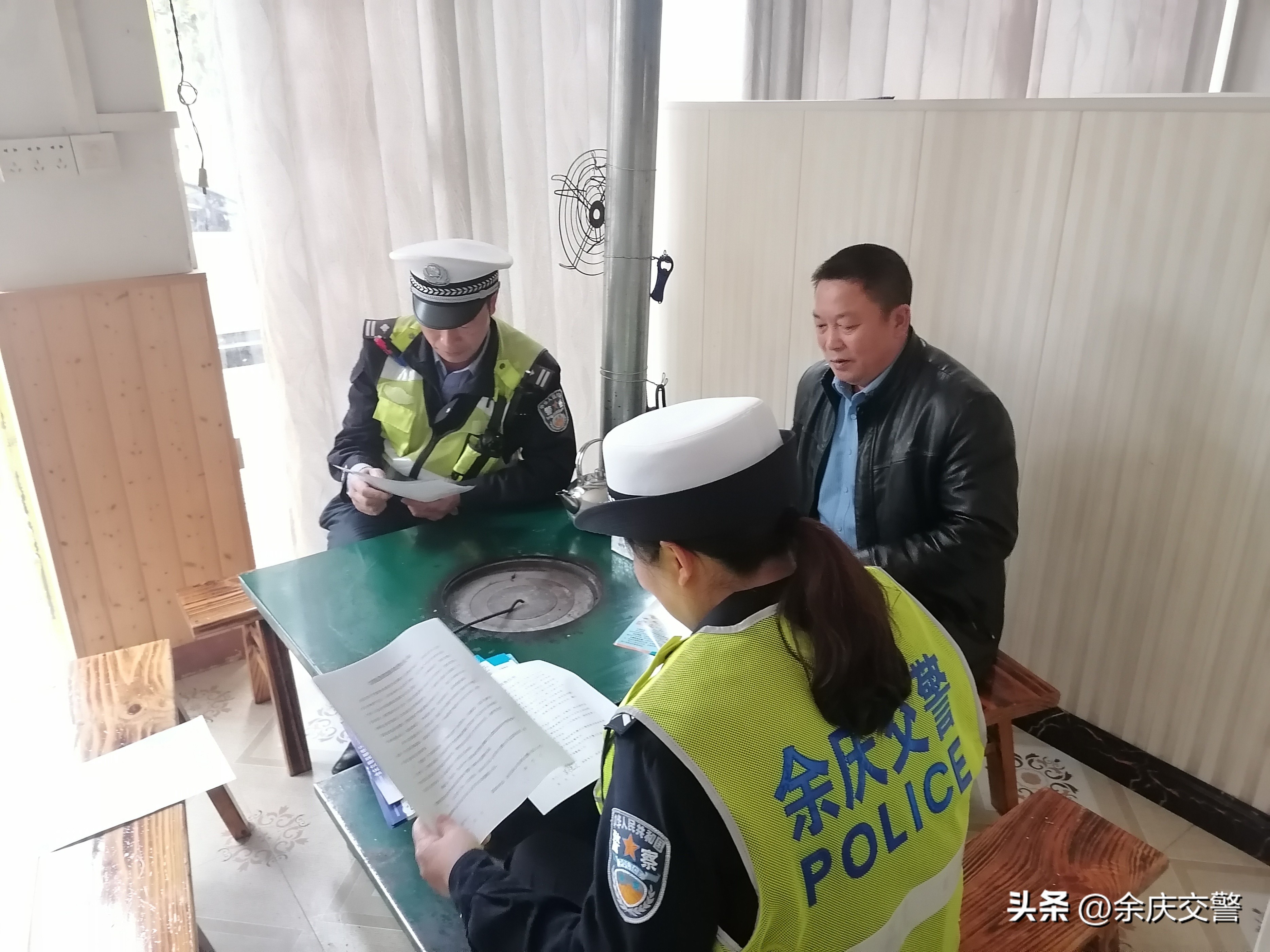 交警酒后禁驾宣传活动,交警开展生命无价酒后禁驾宣传