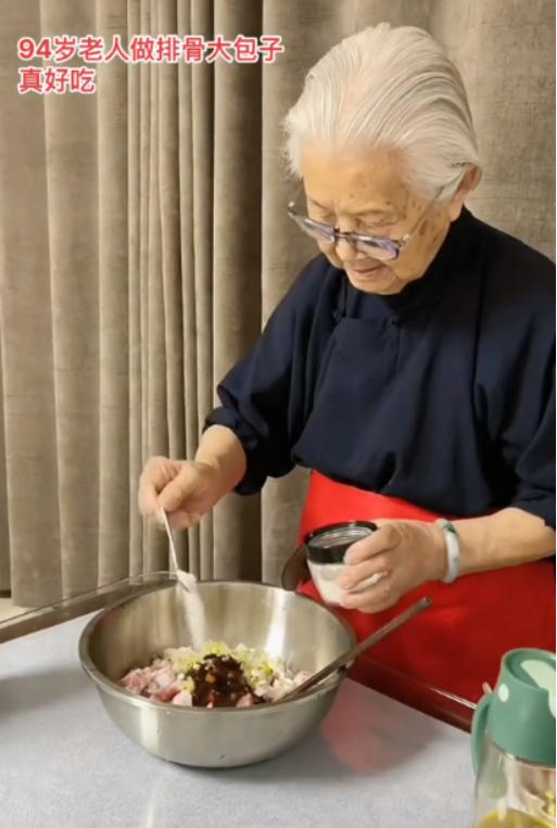 94岁老奶奶被当成“摇钱树”？直播3个月赚160W，女儿遭网友谩骂