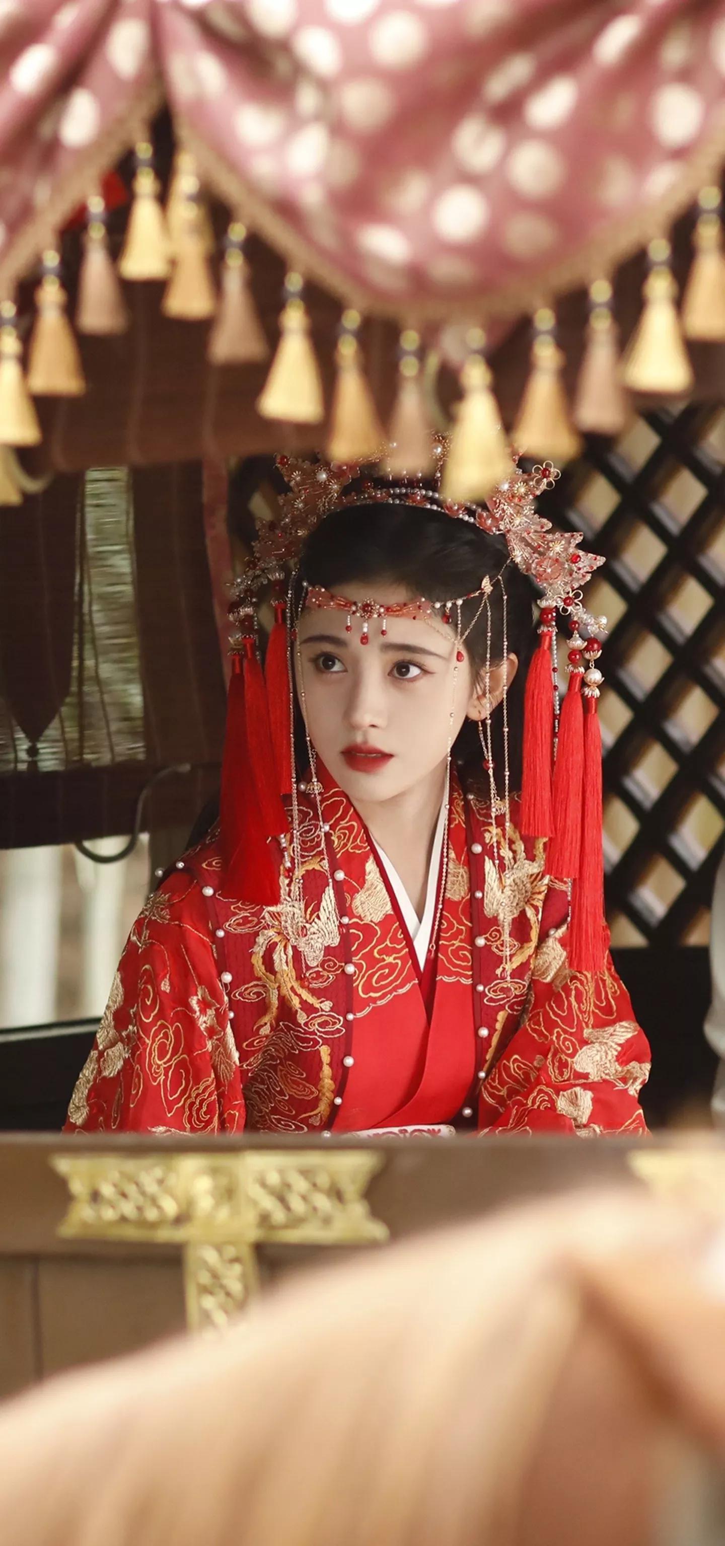 唯美古风金黄汉服美女壁纸,梦回大唐汉服夜景拍摄