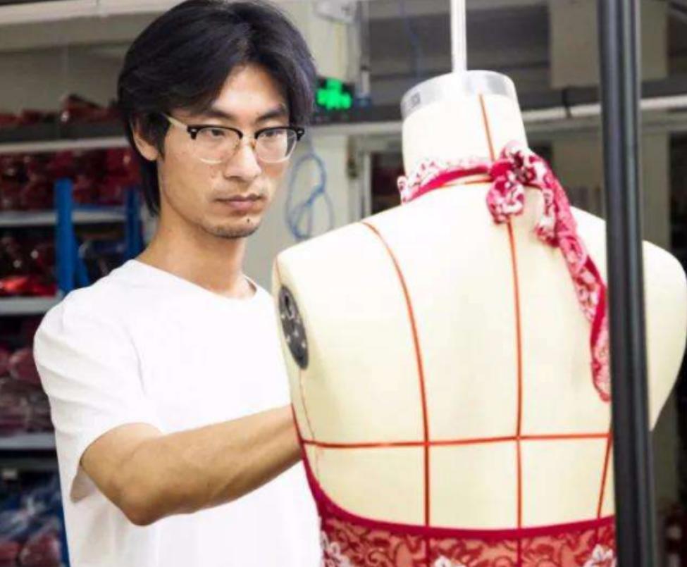 90后卖内衣一个月回本20万,90后小伙做衣服生意