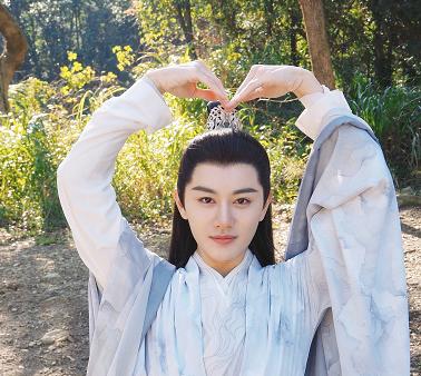 虽说“男人看鼻子”，但这些男演员的“大鼻子”，写满了“假”字