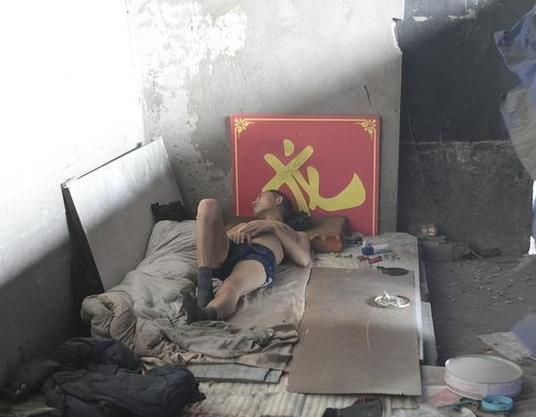 拾荒男子桥洞研究彩票完整视频,男子抛妻儿住桥洞一心研究彩票