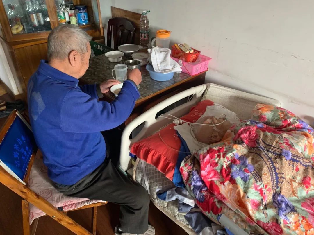 给老人洗澡一年没洗,为老人洗一次澡