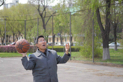 2000年，老汉移植小伙心脏性情大变，疯狂作诗99首，做梦被人追杀