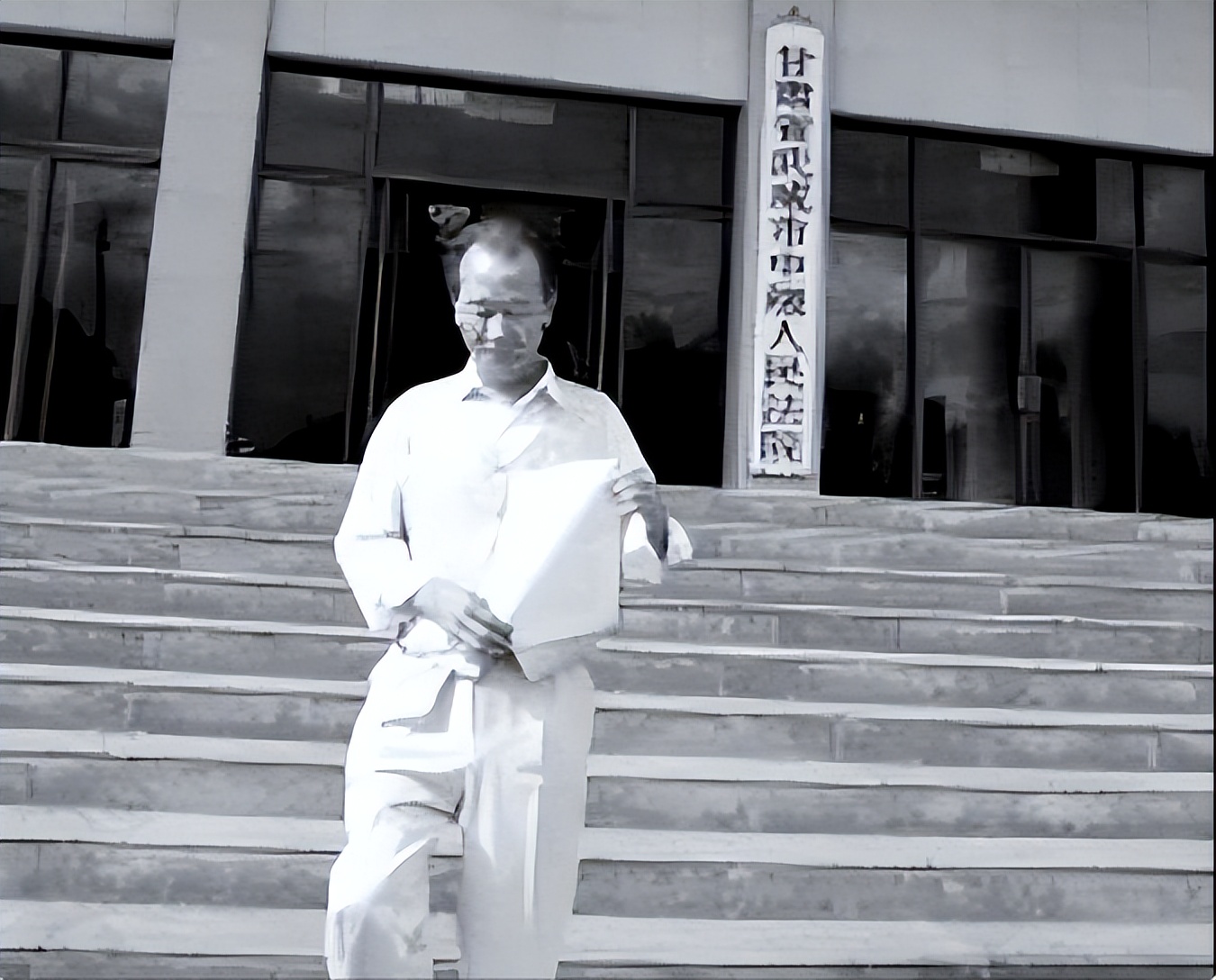 甘肃一女学生遭老师强奸，老师出狱后，女学生下跪：对不起我错了