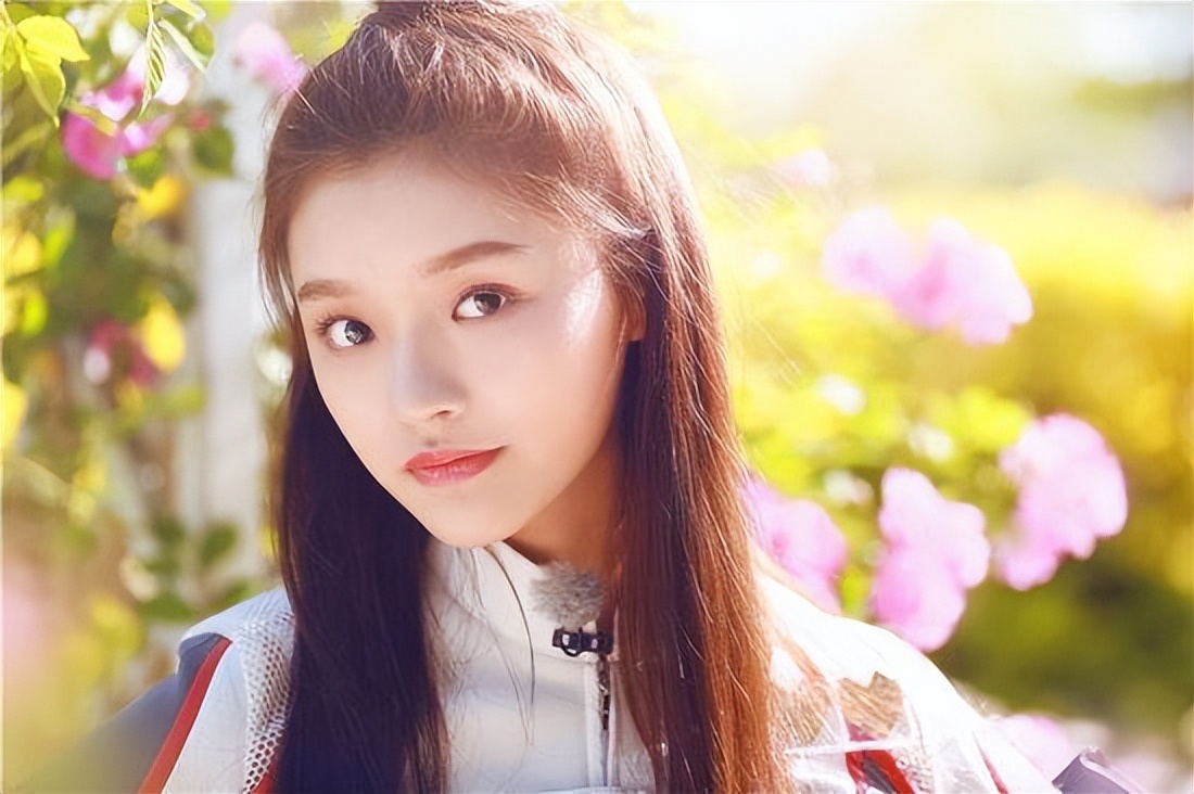 最受宠的“星女郎”：18岁出道爆红，乱认“亲妈”，黑历史无数？