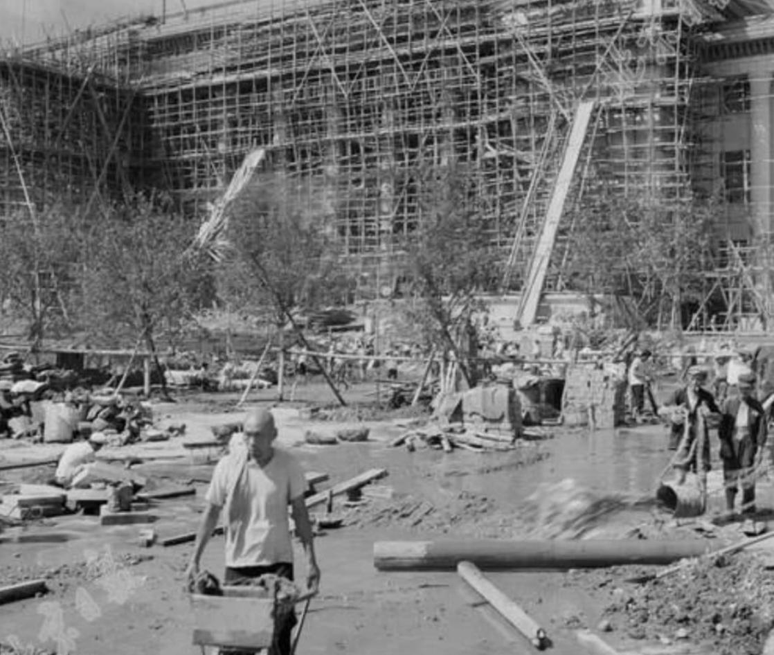 人民大会堂名字为何是后改的？它原先叫什么？毛主席亲自改名