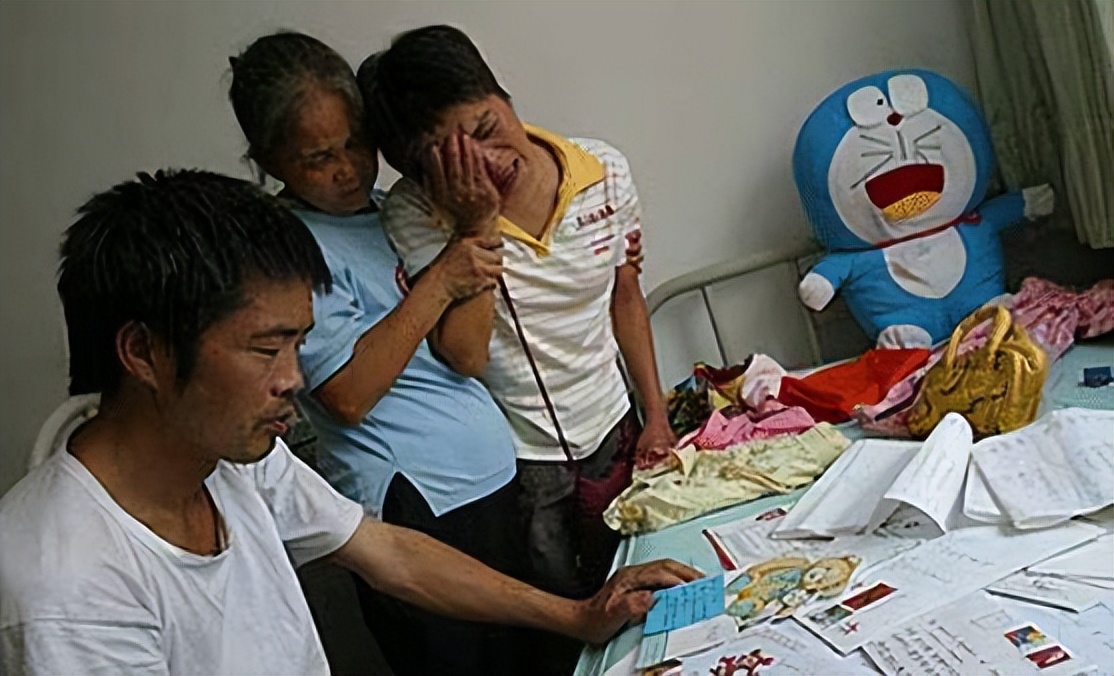 05年四川8岁白血病女孩不愿拖累养父，悄悄写下：自愿放弃治疗