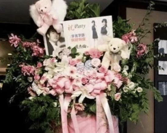 昆凌17岁遇见周杰伦21岁成天王嫂,昆凌17岁就被周杰伦追上视频