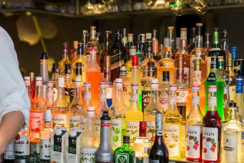 看球不喝酒下一句,看球不喝酒人生路白走