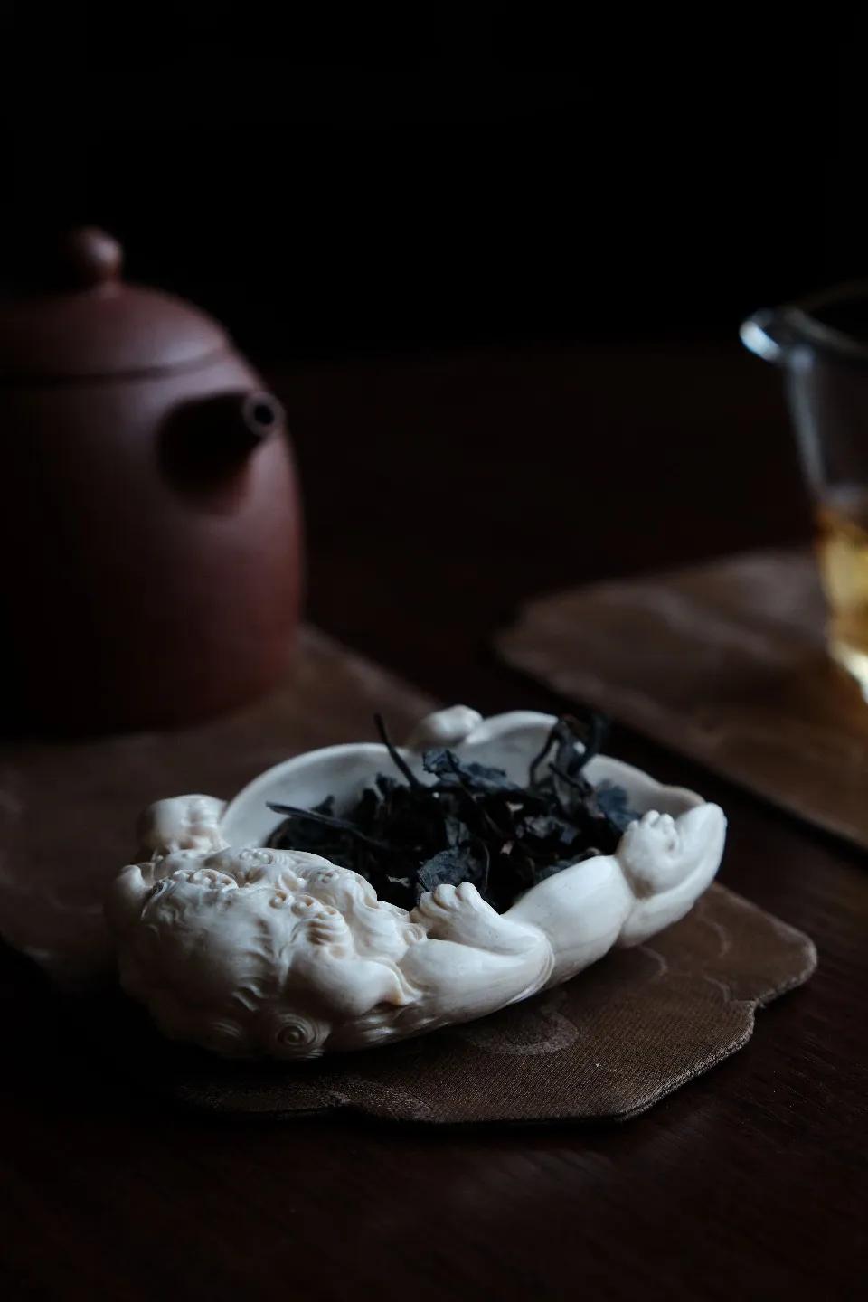 象牙|茶则形制玲珑可喜，雕刻线条灵动，神情意态活泼