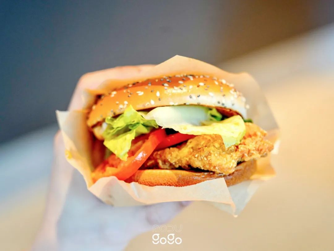 一口上头！麦当劳的新汉堡脆到了我的心巴上