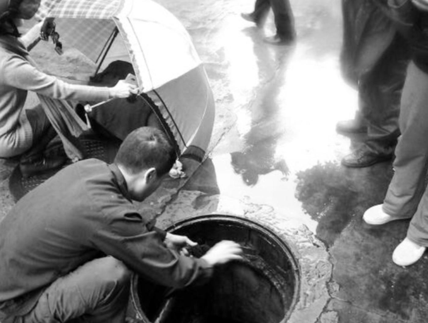 女教师掉窨井盖60小时后获救,女教师被推窨井完整版