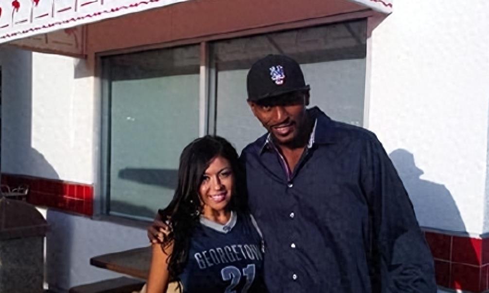 中国女歌手爱上外籍黑人，同居后被家暴至肛裂，如今40岁无人敢娶