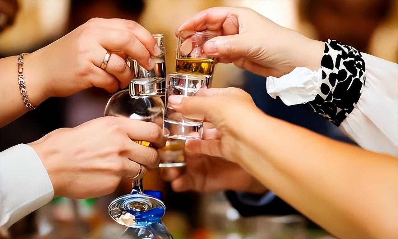 男子举报妻子被上司带酒局灌酒,男子举报妻子被上司带去酒局