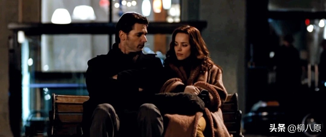 独特的空间连接方式,加上非线性时间线,创造出真实的角色情感