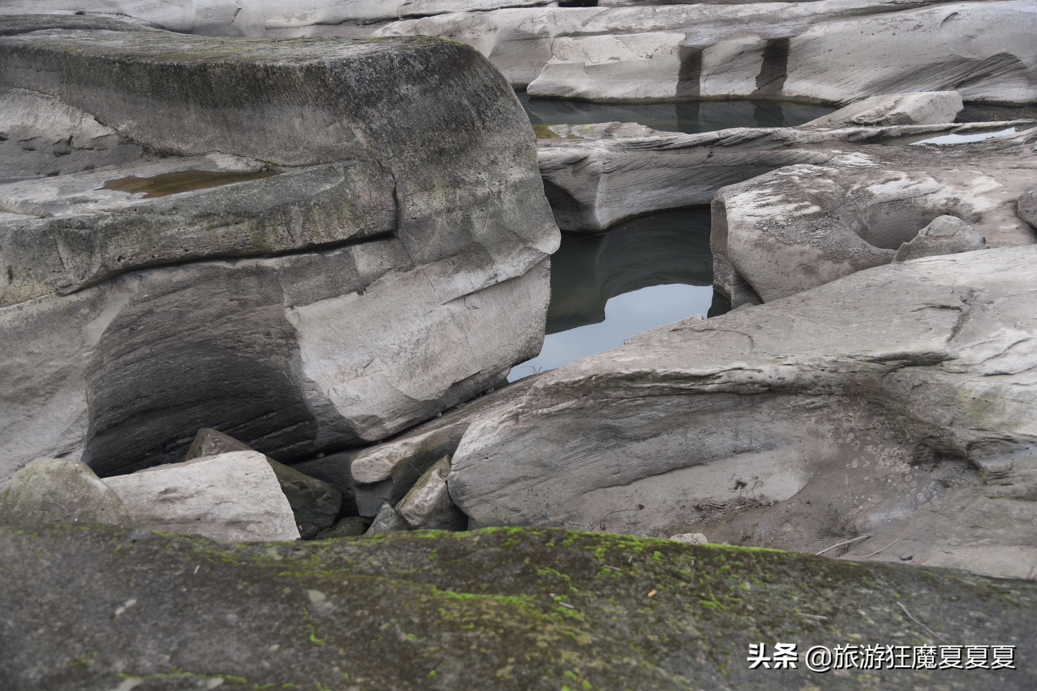 泸州纳溪绝美的江滩公园，奇形怪状宛如外星地貌，堪称水上外太空