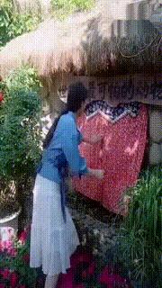 伴娘抢了新娘风头躲角落,伴娘躲在角落玩手机很漂亮