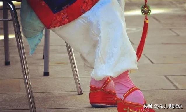 74岁大爷带小鞋鉴宝视频,大爷带三寸金莲鉴宝