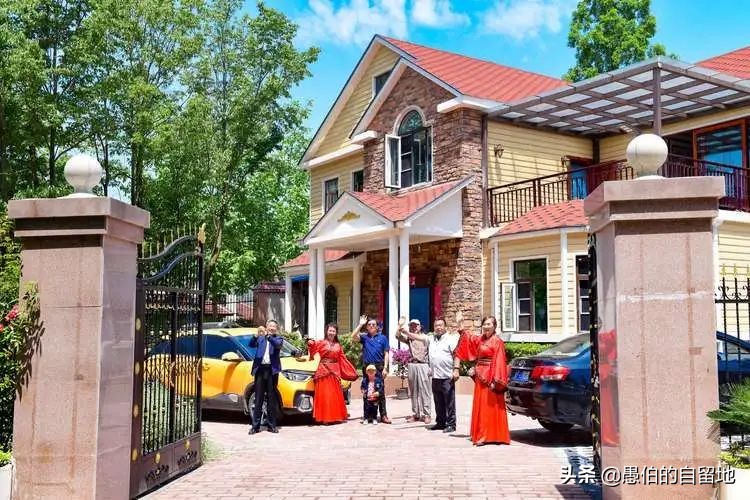 村里的首富，是位白手起家的女人，没想到她竟是个人格分裂者