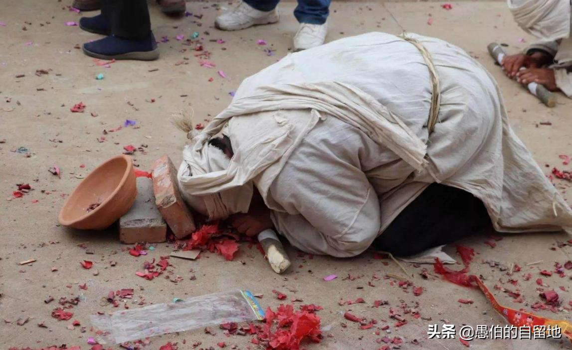 无儿无女大伯去世,无儿无女大伯去世戴孝多少年