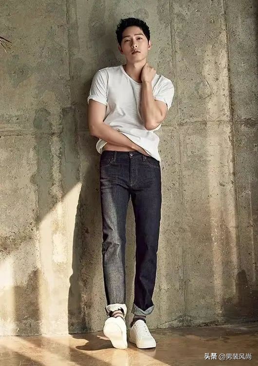 男士黑色t恤搭配什么颜色牛仔裤,男士白色t恤配什么颜色牛仔裤