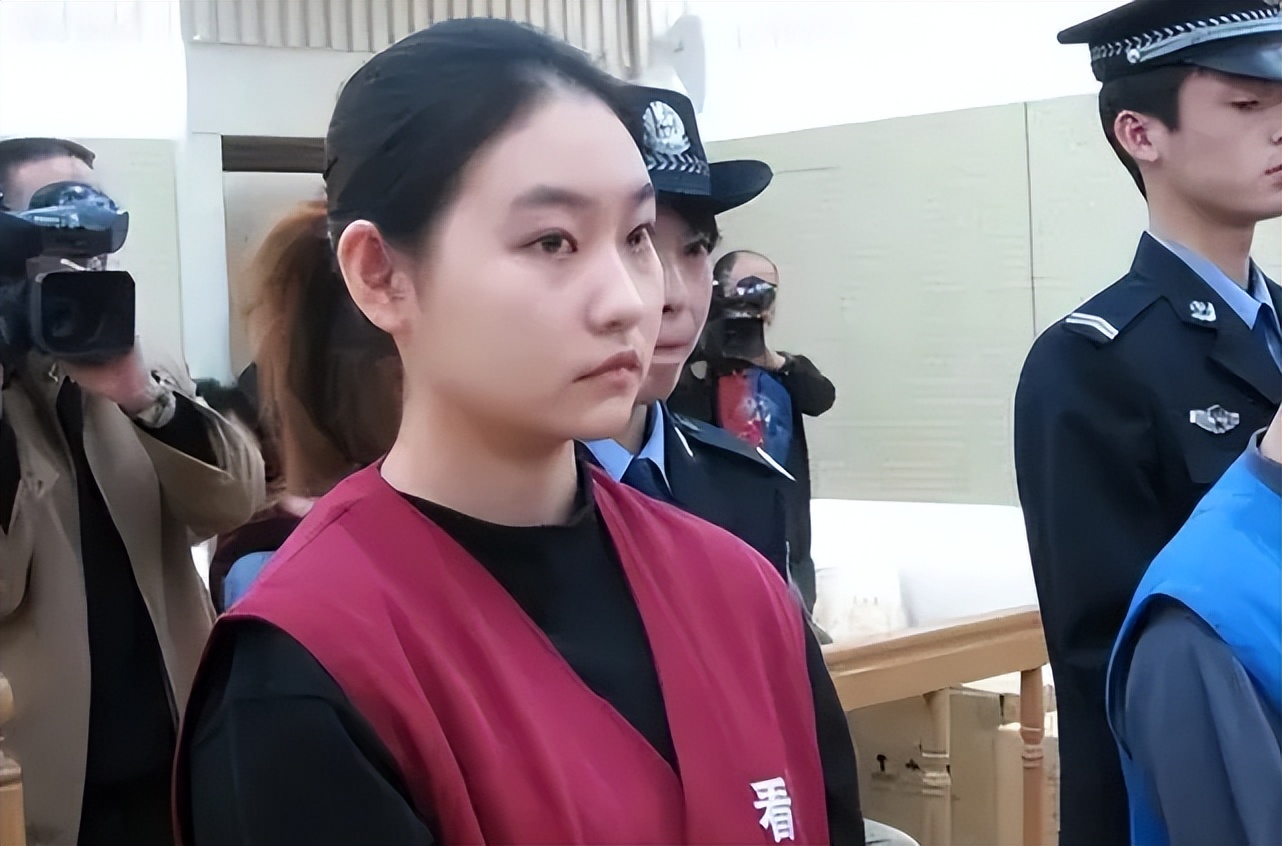 18岁女模特为满足男友跑车心愿，诈骗320万元，其中包括世界冠军