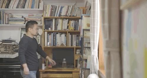 他在夜店和相亲角，读了3年爱情诗：这里最缺爱情