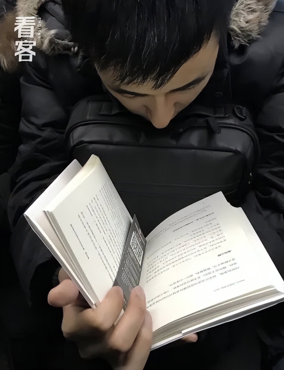 北京通勤路上,她用镜头记录2000个捧着书的人