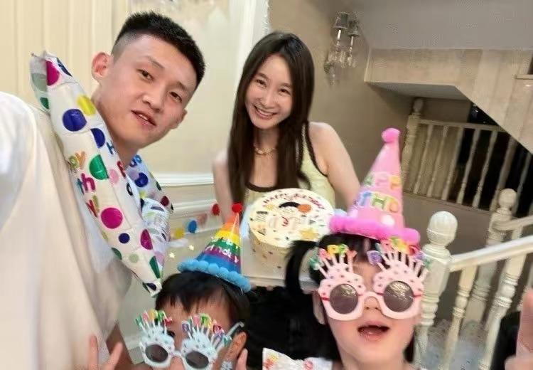 周鹏和老婆近照,周鹏与妻子照片