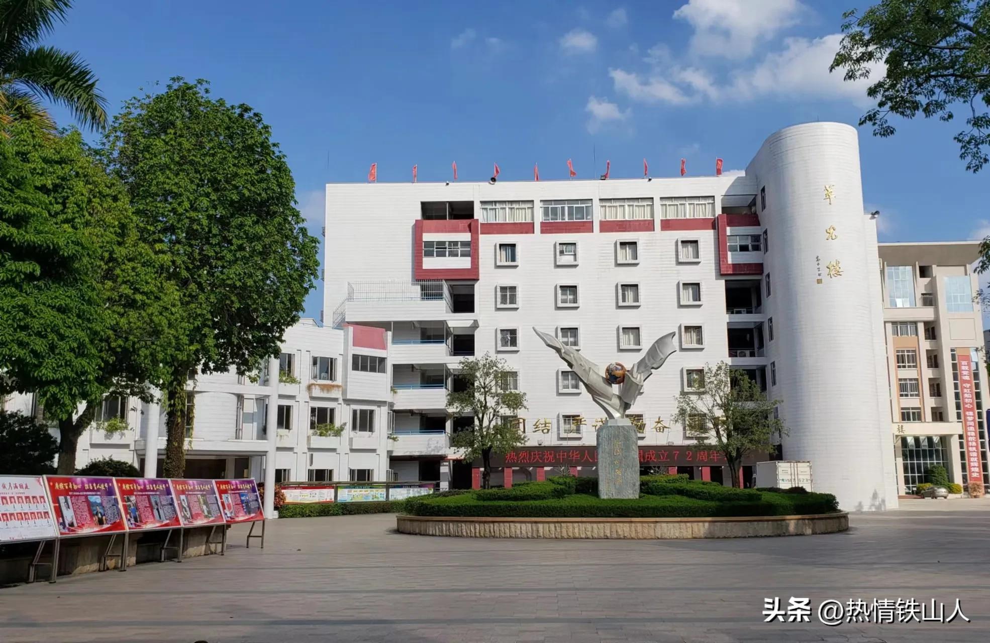 我们的母校一年四季都是绿草如茵,我们的母校古老又年轻