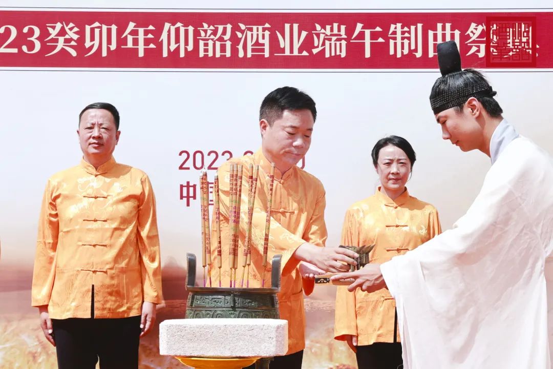 从出圈的仰韶“端午制曲”，看懂一个品牌背后的“匠心”