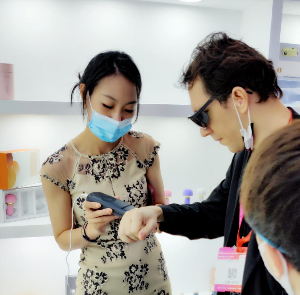 抢滩百亿市场「宅美容」时代的小姐姐爱脱毛