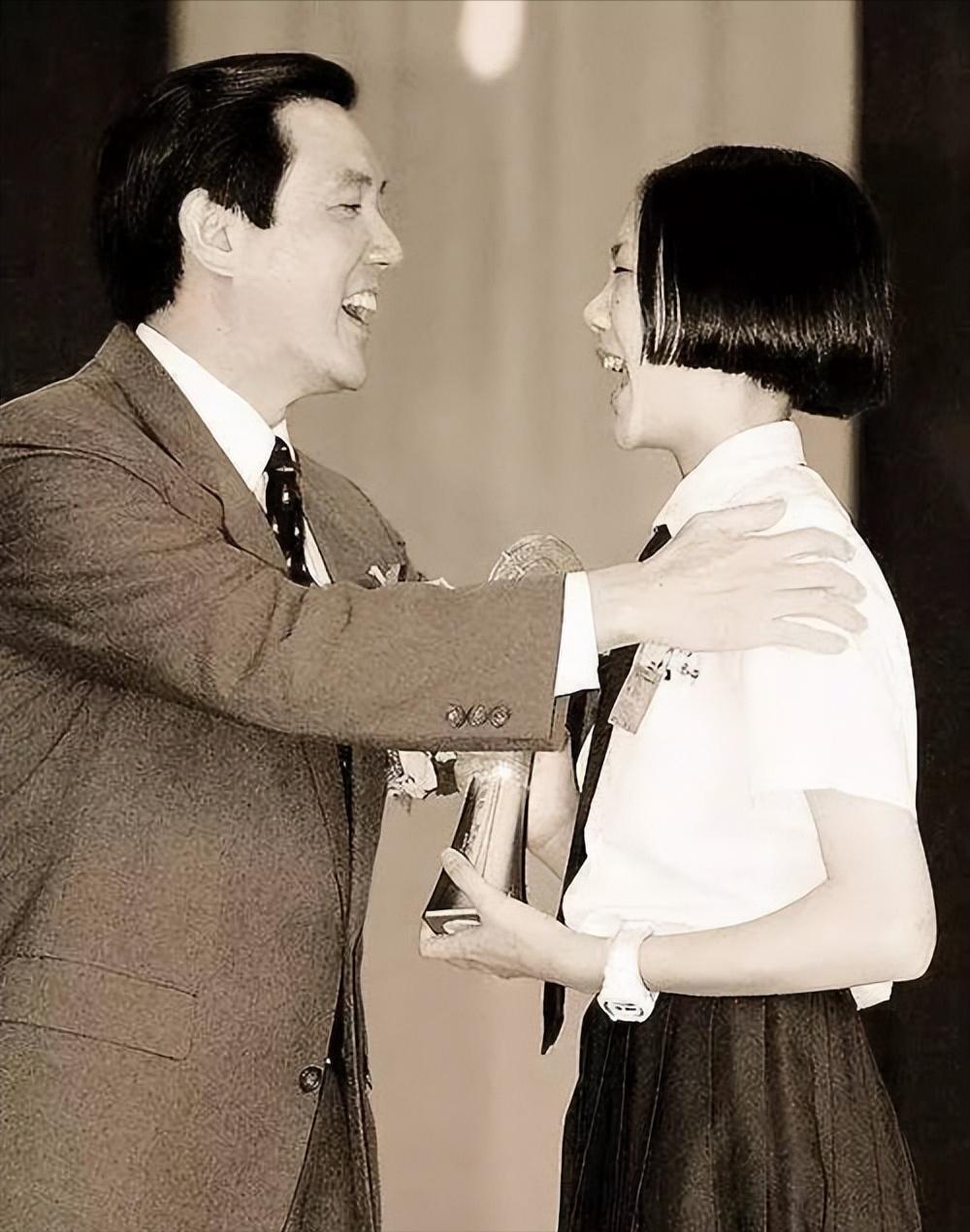 马英九将来大陆祭祖,两个女儿却意外爆火:台湾男人的梦中情人